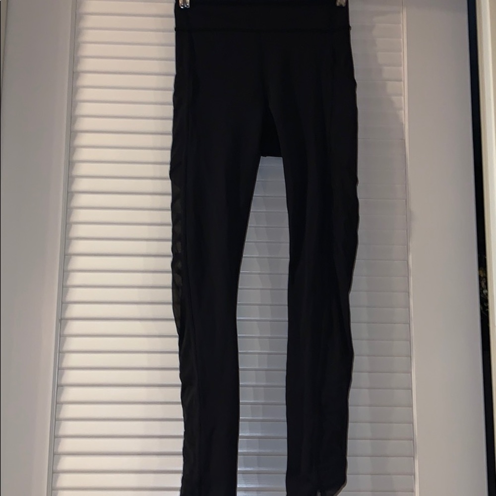 Mesh panel and pocketed LULULEMON LEGGINGS